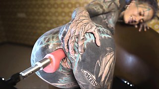 Anuskatzz testing a fuck machine in her ass