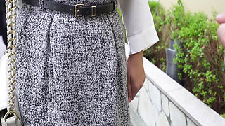 Why Don't You Pick up a Beautiful Celebrity Mature Woman Who Goes to the City and Experience a Mrs. Model