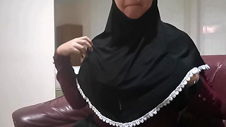 Sneaked into my room while I was livestreaming.