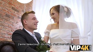 Vip4k. beauté en bathrobe de mariée suce une bite d'étrangers et se fait baiser