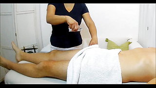 Massage handjob in a perfect thai massage parlor