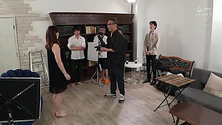 苦渋の決断で妻を撮影現場に呼んだのだが、先生に気に入られた妻が寝取られる
