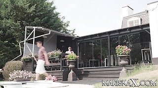 Watch cutesy Lucia Love's dirt