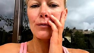 Sleaze blonde has the kinky foot fetish