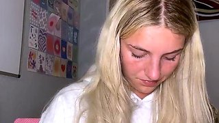 Amateur Webcam Cute Teen Plays Solo with Big Dildo