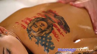 Великий член для намасленої та змасажованої татуйованої українки