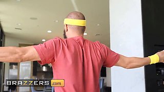 Morgan Lee's friend Lexi Samples gives Xander Corvus a hand before he explodes with pleasure - BRAZZERS