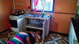 BBW Kelly Mom Seduces Plumber in Hot Stepmom Fuck - Amateur Homemade 4K