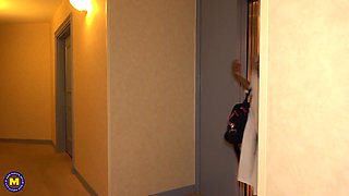 Hot Black Milf Getting Ready For A Hard White Cock - MatureNl