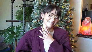 Girl In Glasses Offers Her Nice Pussy