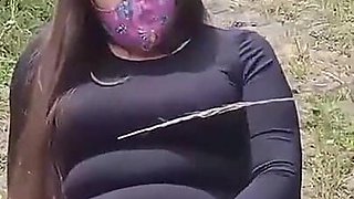 Latina En El Bosque Con Su Vecino Exhibiendo Su Culo Y Su Concha En Vestido Y Tangas