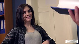 Lullu Gun's Wild Interview Encounter Ignites Steamy Lust