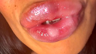 A Loooot of Lipgloss When I Kiss