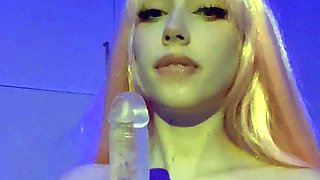 Cute amateur teen girl toying her pussy in bed on cam