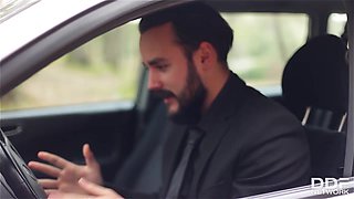 VIP Distraction: Hot Babe Blows Boyfriend's Cock On Beach