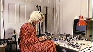 Curvy brunette latina gives a blowjob and handjob