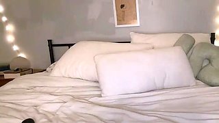 Hot amateur webcam teen masturbates for their fans