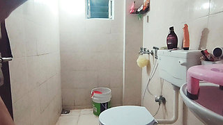 Bhabhi Had Sex with Chocolate and Dildo in the Bathroom