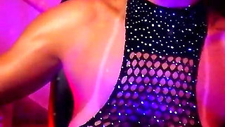 Brazilian Brunette Live: a Presence That Captivates