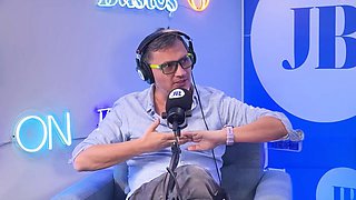 Juan Bustos gets off with a sex machine while cosplaying and chatting in a podcast