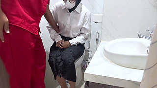 Cewek Magang Dipake Sama Boss Dikamar Mandi Umum