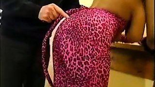 Retro deutscher Klassiker mit vollbusiger schwarzer Schnhei