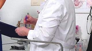 Hot blonde Luci Angel peeing in gyno chair after getting orgasm with fucking machine