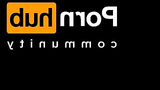 Uma jovem brasileira divertindo-se com um grande fake penis