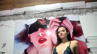 Fist fuck fetish babe plays with big toys during hot solo