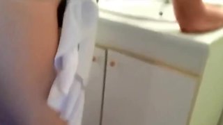 elle prend un coup dans la salle de bain
