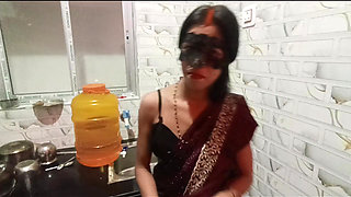 Bhabhi kitchen me bartan dho rahi thi bhabhi ko dining tabel pe patak ke pel diya