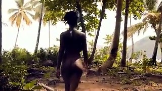 Public Flashing Of Big Natural Tits In The Moment Of Escape