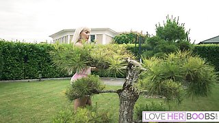 Gambling Dean Van Damme and Blondie Bombshell's real boobs smut