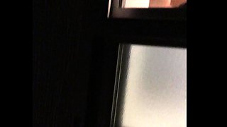 【バレ注意】美人で巨乳な人妻を盗撮！夢中