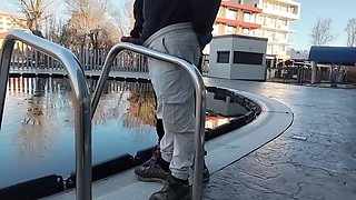 un tip ma ejagulat sperma pe balustrada cun vibrator