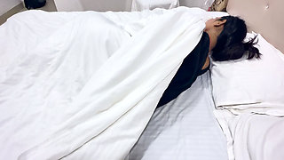 Desi bhabhi ko oyo me chooda