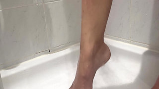 Washing feet for foot lovers