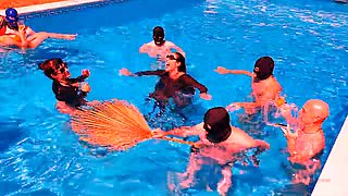 HAPPENINGNOW RELAXING BY THE POOL. ABSOLUTE MATRIARCHY