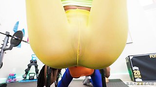 Kira Noir and Ryan Reid enjoy intensive face sitting in the gym