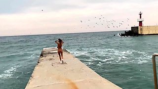 NAKED GIRL WALKS ON THE BEACH IN SOCHI