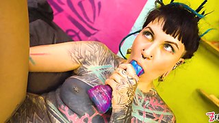 Tattooed alt woman tests z-filmz toywall deep pussy & Anal Toy hardcore