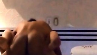Esposa mexicana abierta de piernas para ser penetrada por su