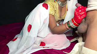 Desi wife gives oral sex to her husband in white colour saree real desi romance sex bed for chudai new videos desi style full