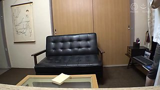 キュートな美女が狭い空間でキスや手コキフェラの痴女エッチ