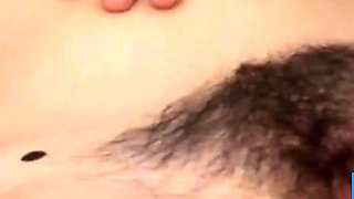 Belle brune poilue s'amuse avec son minou