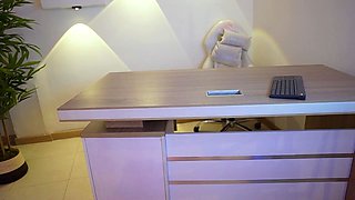 Brunette solo masturbation on webcam