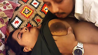 Soteli bahan ki badi dodh ko daba dab kar khub choda