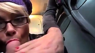 Deutsche Amateure geben Gruppen-Blowjob im Bus