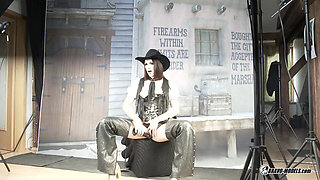 Victoria Daniels - 404 - Photoshoot Backstage