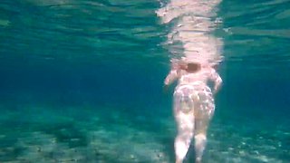 Finger-in-Pussy Vlog: BBW Bitche Underwater - POV